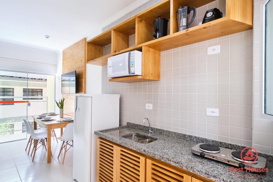 Kitchen or kitchenette, Dining area, stove