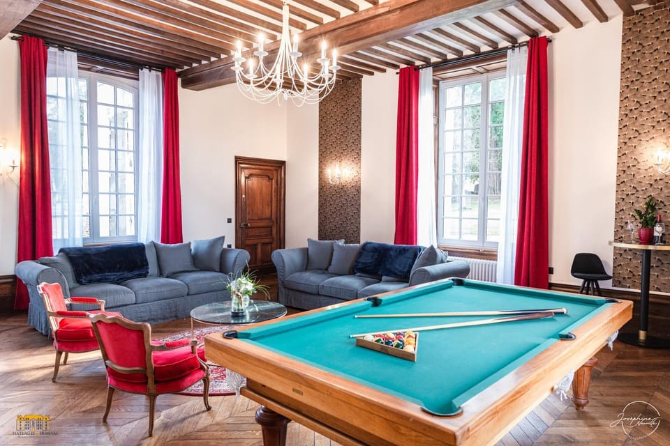 Billiard, Living room, Lounge or bar