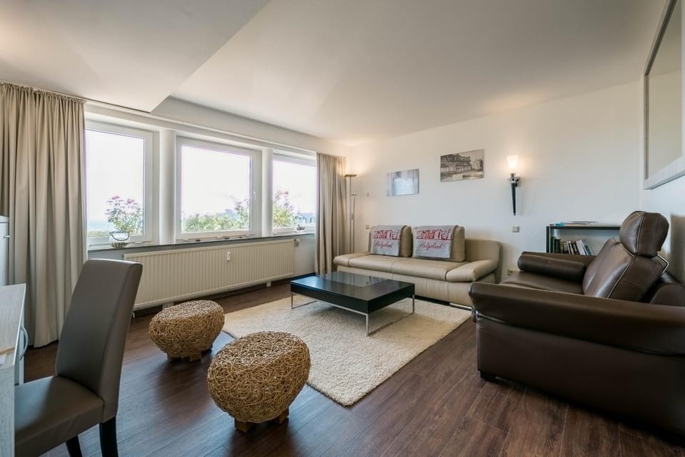 Photo of the whole room, Seating area