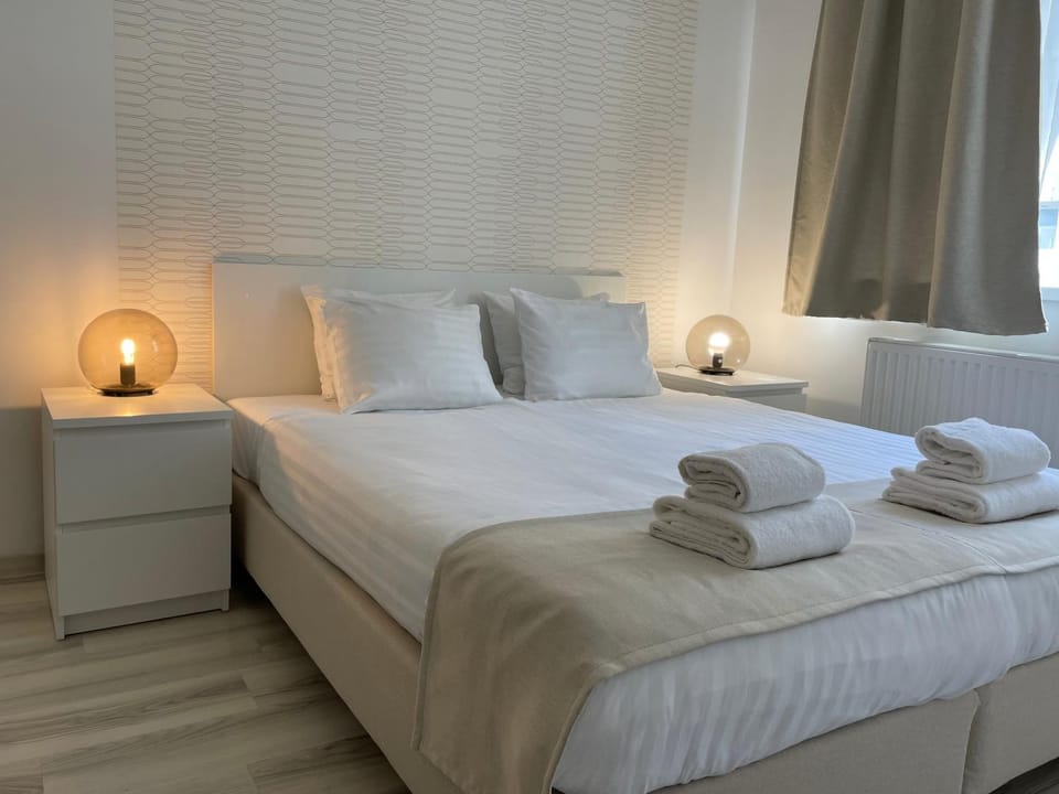 Bedroom, towels