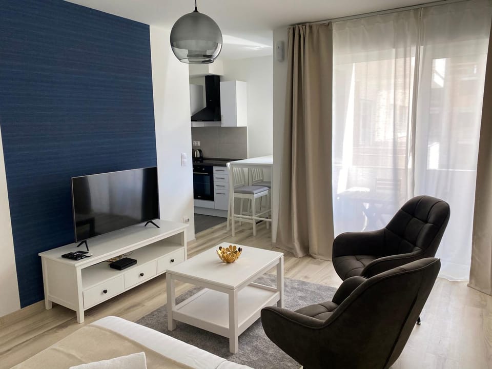 Communal lounge/ TV room, Summer, TV and multimedia, Balcony/Terrace, Kitchen or kitchenette, Living room, Decorative detail, Seating area, Meeting/conference room, Guests, Quiet street view, soundproof