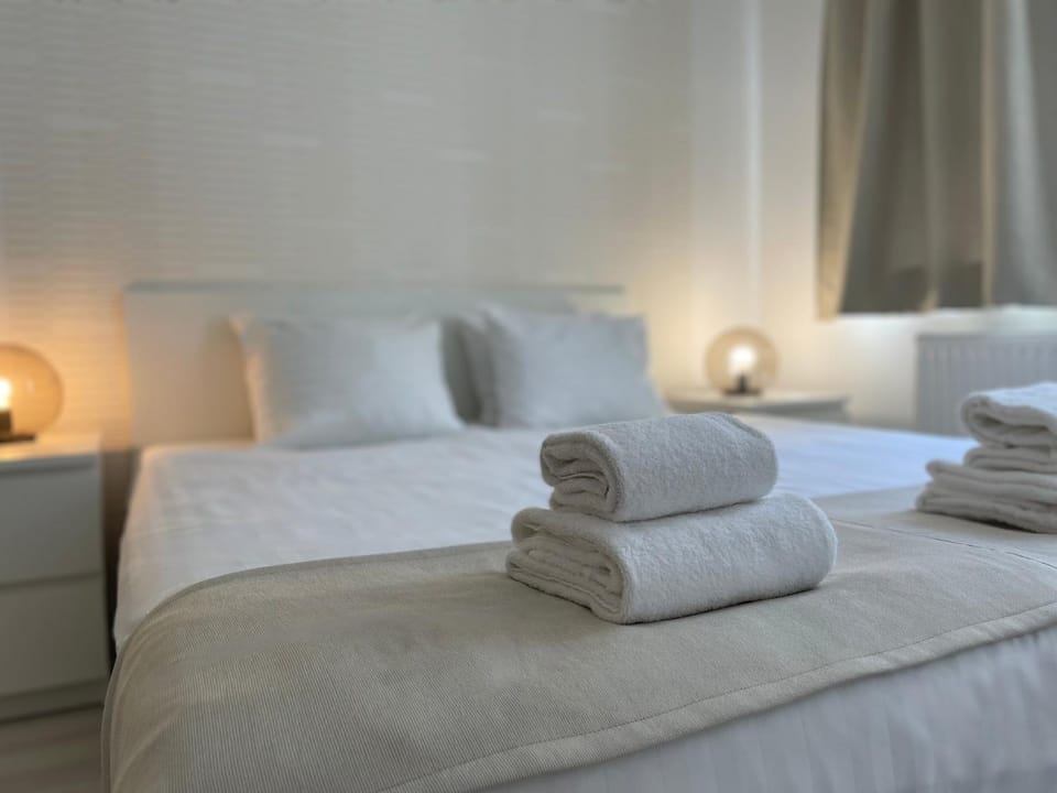 Bed, towels