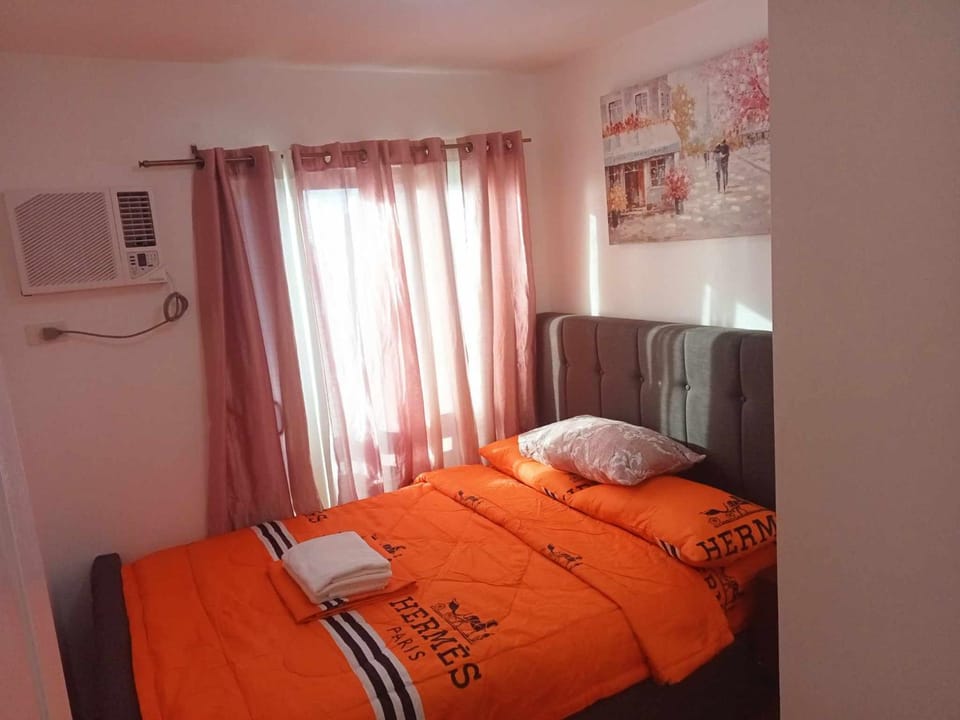 Photo of the whole room, air conditioner