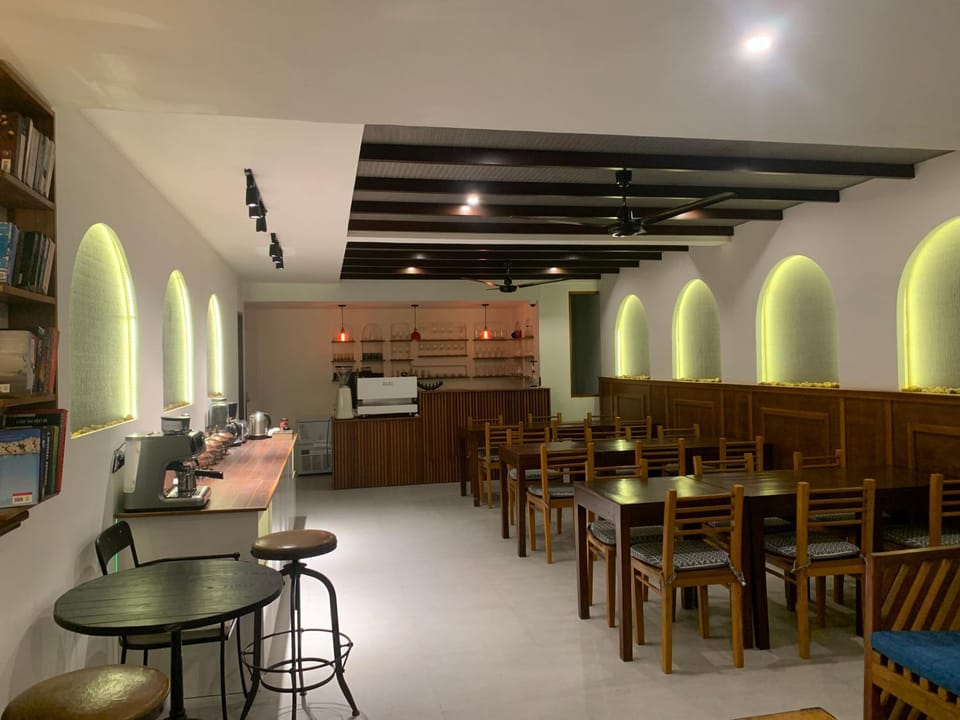 Restaurant/places to eat, Lounge or bar