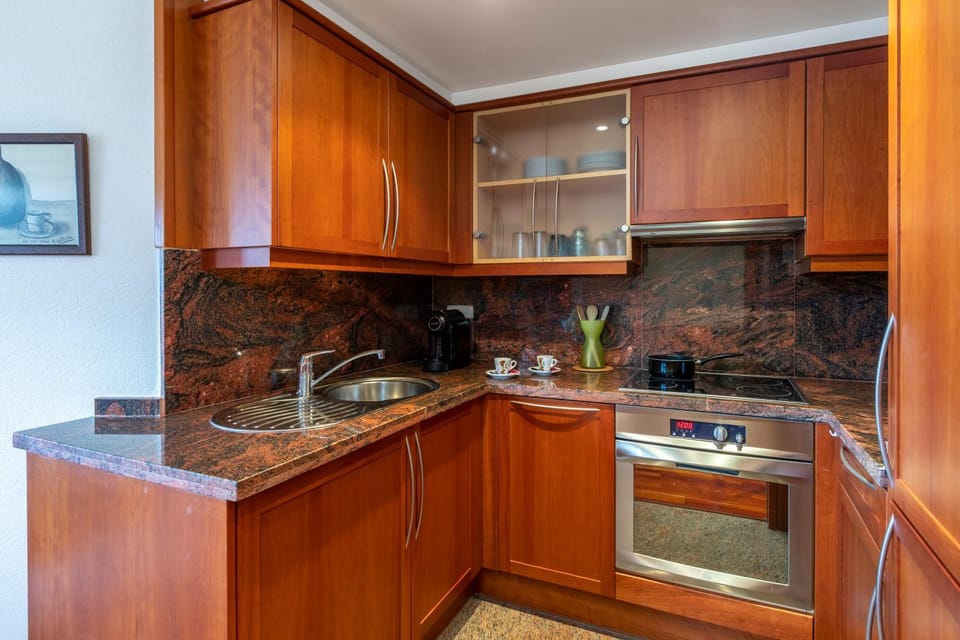 Kitchen or kitchenette, dishwasher, stove
