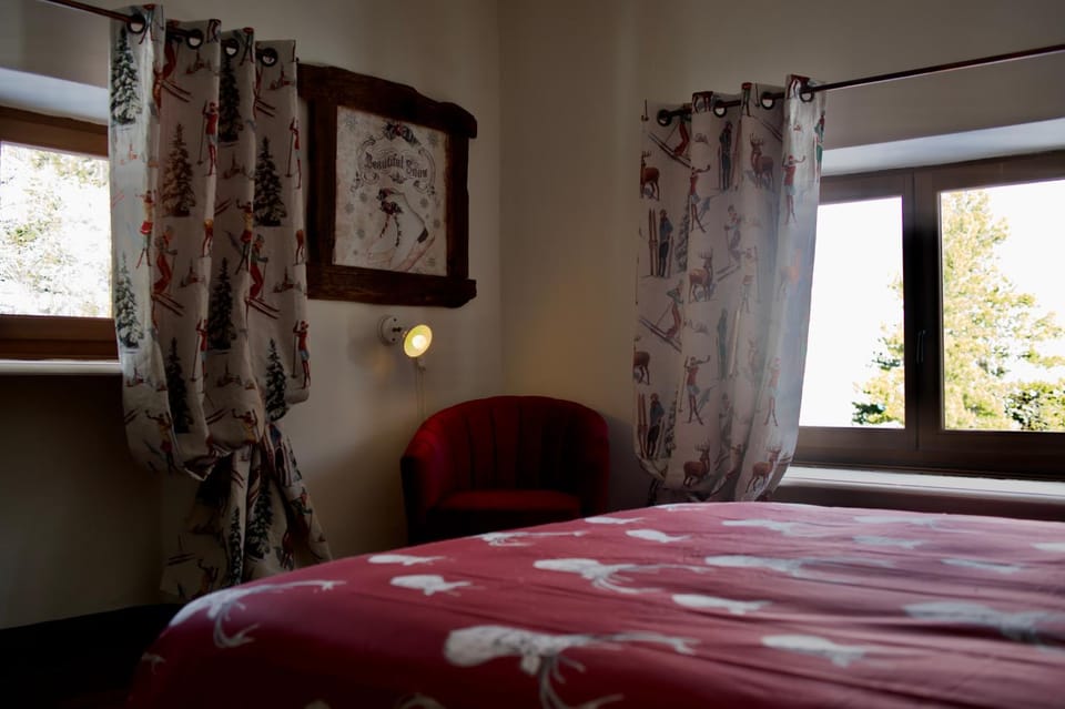 Photo of the whole room, Decorative detail, Bedroom