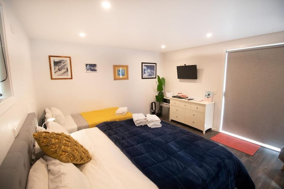 Custom Cabin - In Town - Hot Tub Cabin in Queenstown
