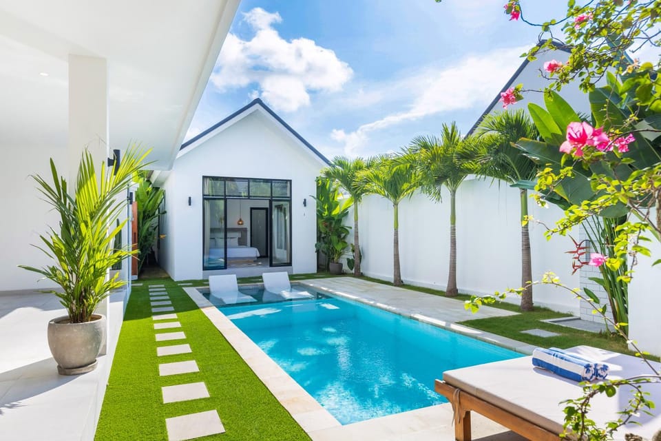 Swimming pool, sunbed