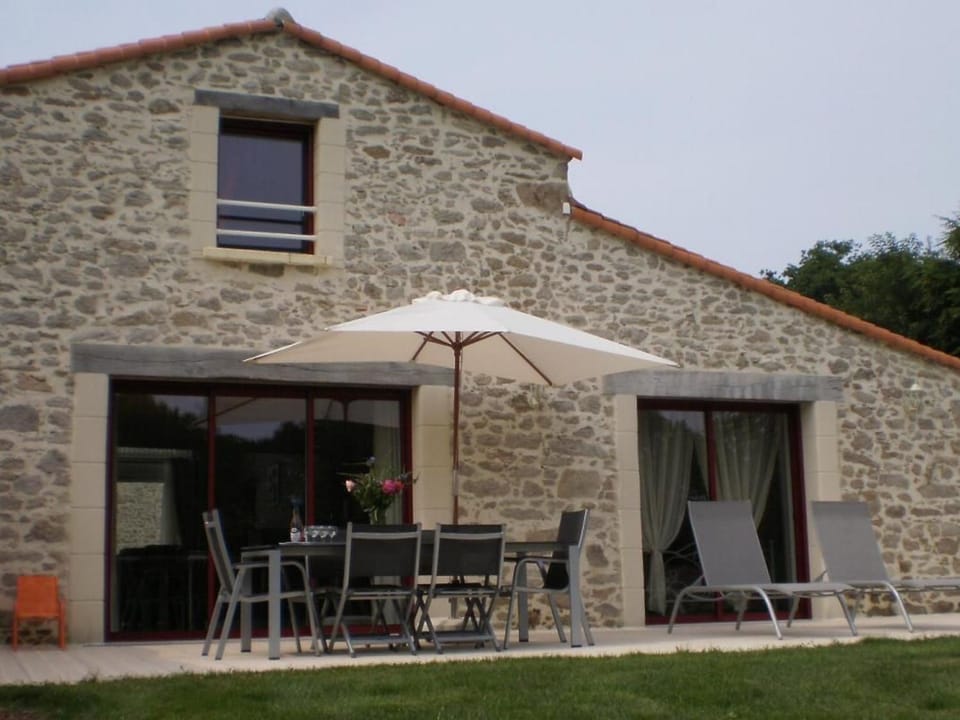 Gîte rénové mitoyen PMR, 3 chambres, terrasse, proche nature - FR-1-426-112 House in Pays de la Loire