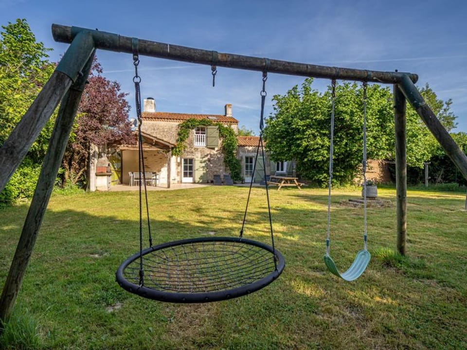 Maison de ferme rénovée avec cheminée, terrasse et jardin clos - à 800m du bourg de Froidfond - FR-1-426-149 House in Pays de la Loire