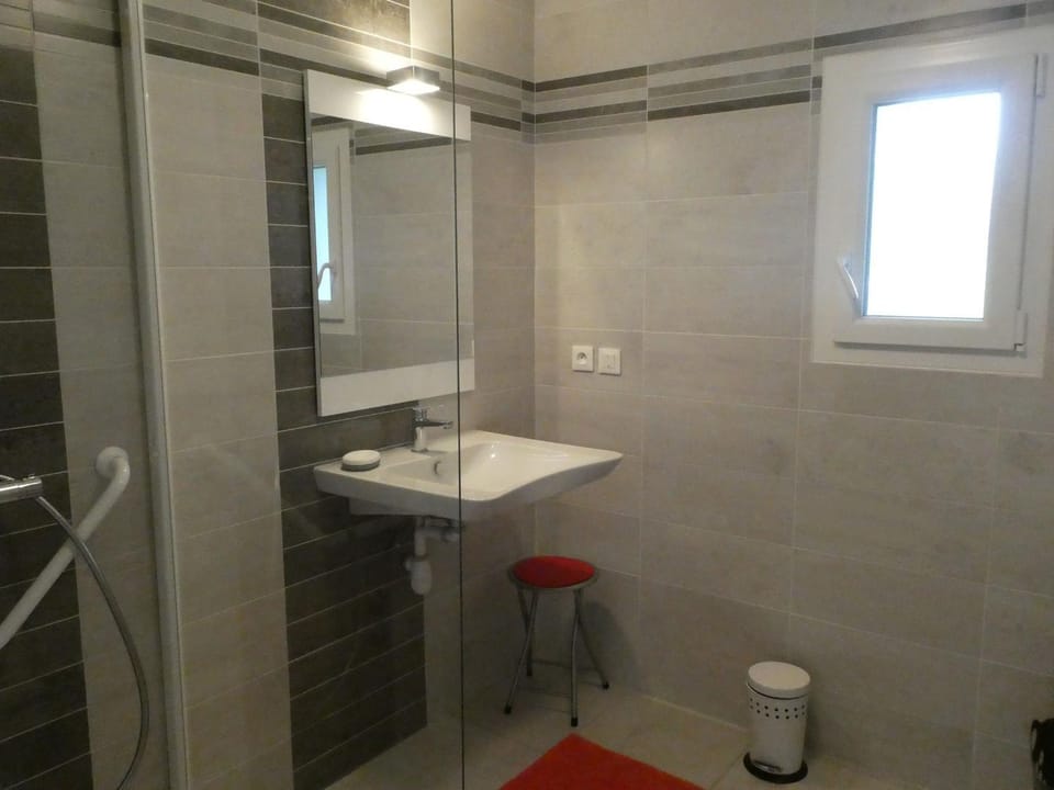 Maison rénovée en pleine campagne avec terrain, terrasse et équipements familiaux - FR-1-426-157 House in Pays de la Loire