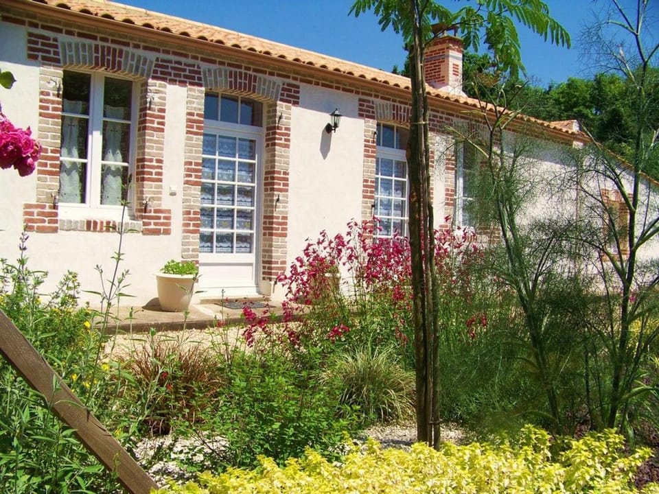 Gîte traditionnel rénové avec jardin clos et Wi-Fi, 3 chambres, proche de La Garnache, Vendée. - FR-1-426-195 House in Pays de la Loire
