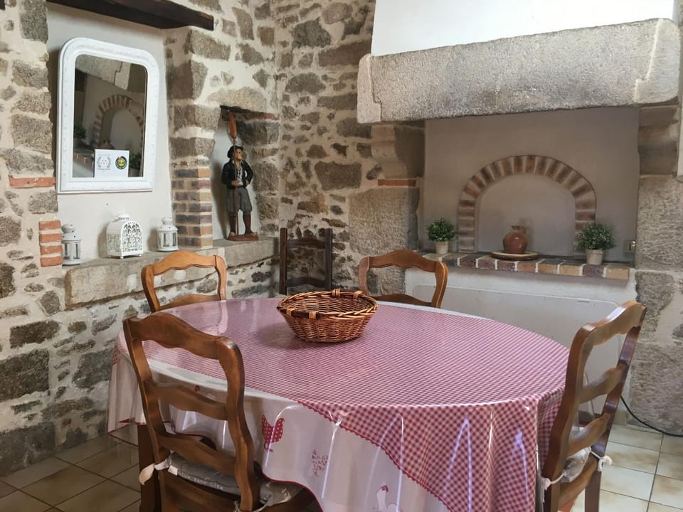 Gîte charmant à la campagne avec terrasse, proche du Puy du Fou et de la rivière Sèvre - FR-1-426-249 House in Pays de la Loire