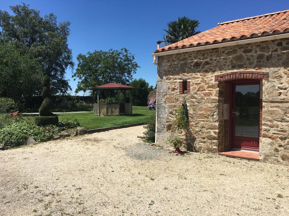 Gîte charmant à la campagne avec terrasse, proche du Puy du Fou et de la rivière Sèvre - FR-1-426-249 House in Pays de la Loire