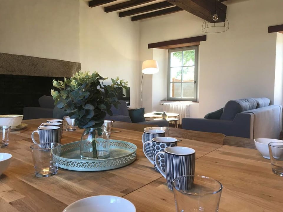 Gîte de Charme 18ème Siècle avec Piscine et WiFi - Jusqu'à 10 Pers. - FR-1-426-406 House in Pays de la Loire