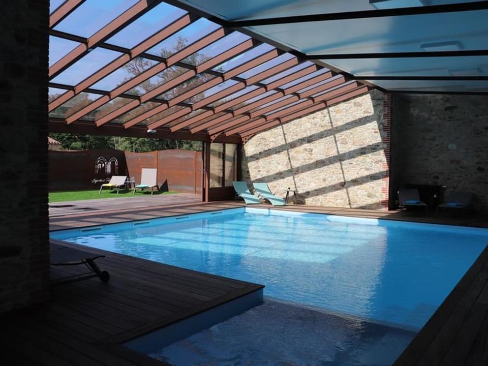 Gîte 18ème avec piscine couverte, terrasse et salle de jeux - 6 pers - FR-1-426-432 House in Pays de la Loire