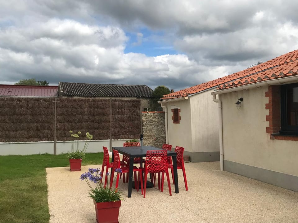 Maison de charme rénovée avec piscine, spa et proximité des plages vendéennes - FR-1-426-464 House in Pays de la Loire
