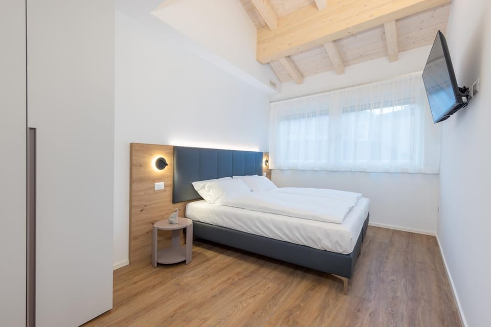 Bed, TV and multimedia, Photo of the whole room, Evening entertainment, Bedroom