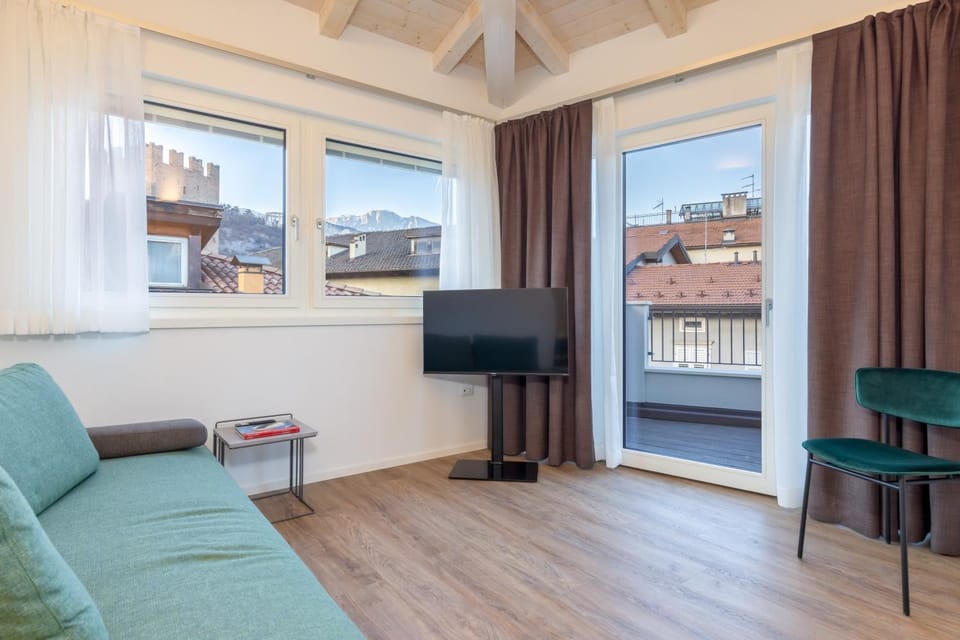 Communal lounge/ TV room, Balcony/Terrace, Living room, Seating area