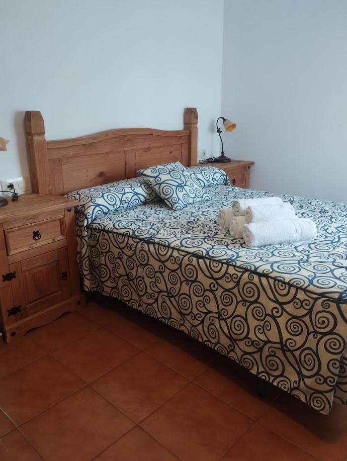 Bed, Photo of the whole room, Bedroom, Pets, towels