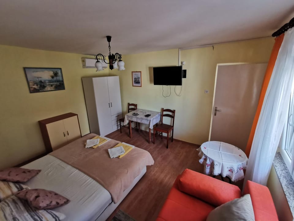 Bed, TV and multimedia, Living room, Photo of the whole room, Seating area