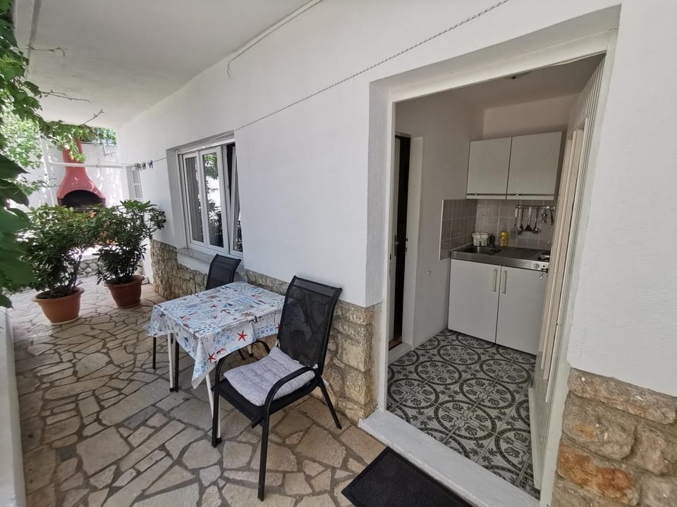 Property building, Patio, Kitchen or kitchenette, Seating area, Dining area