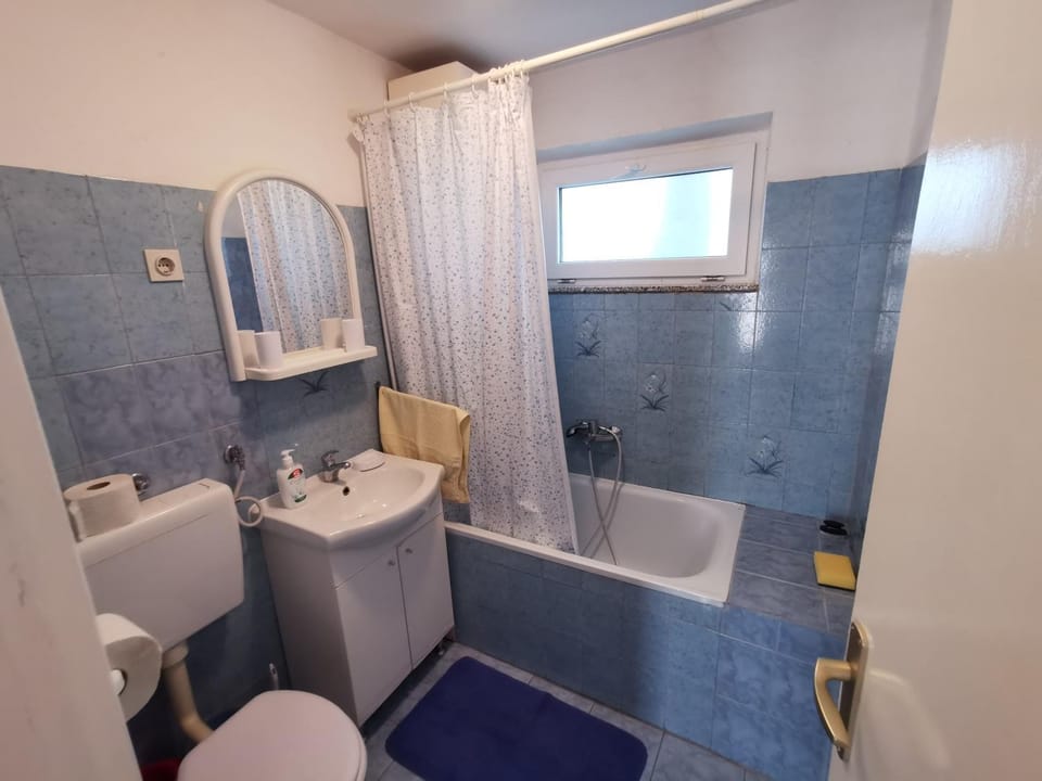 Shower, Toilet, Bathroom, Bath, towels