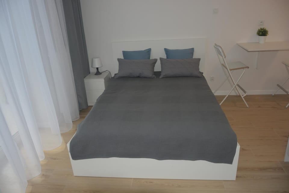 Bed, Living room, Photo of the whole room, Seating area, Bedroom