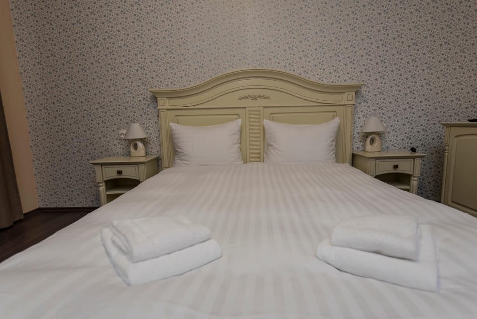 Bed, Photo of the whole room, towels