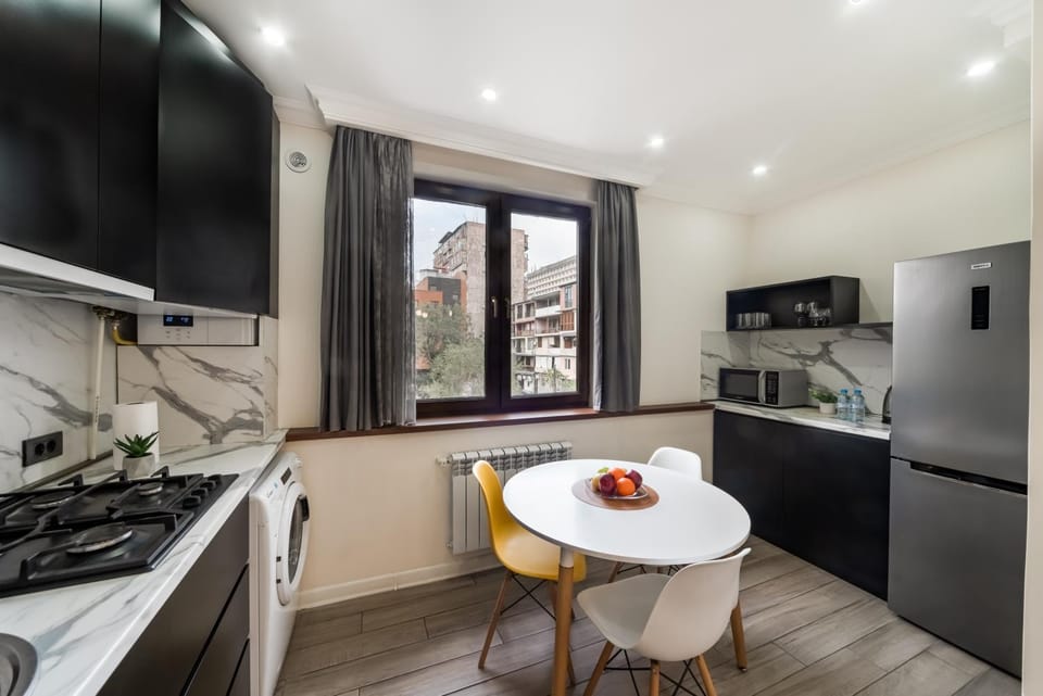 Kitchen or kitchenette, Dining area, stove