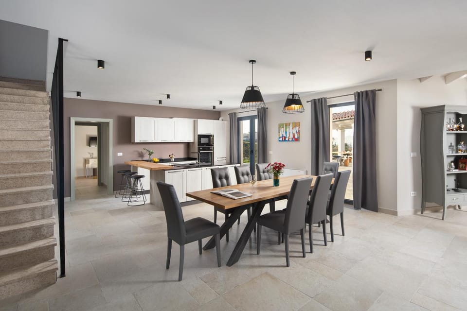 Kitchen or kitchenette, Seating area, Dining area