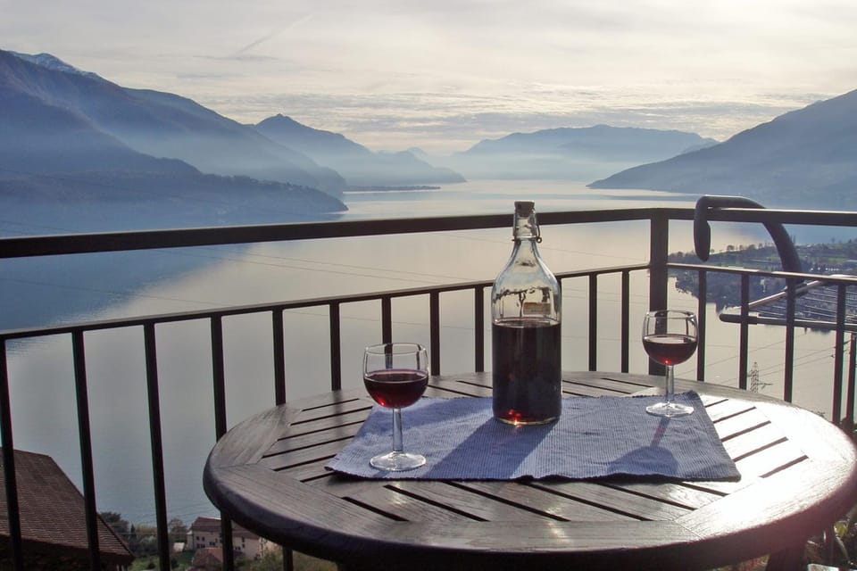 Sangiovese Emiliano Apartment in Colico