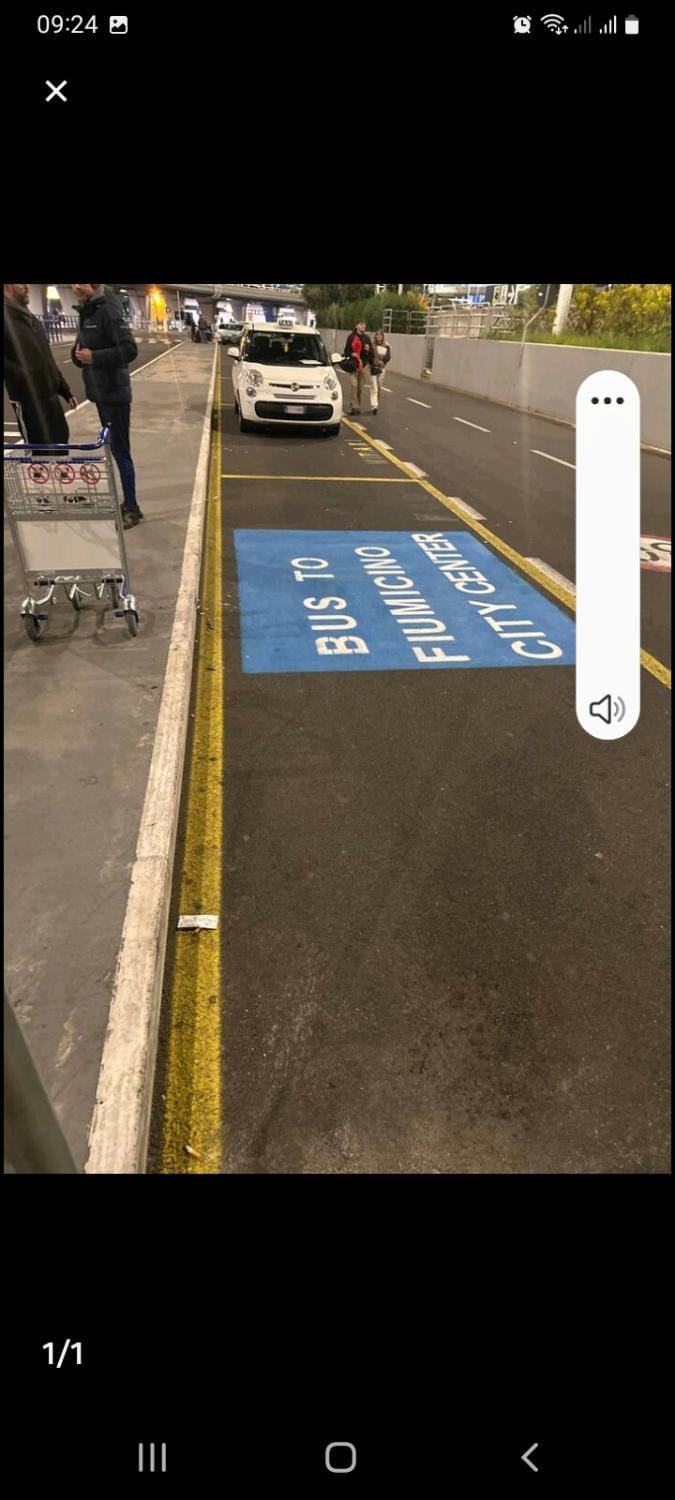 A Santy's House 1piano-no lift-raggiungibile a piedi aeroporto-fermata bus fiera di roma a 3 minuti-air condiz ed extra bed FOR A FEE A PAGAMENTO Apartment in Fiumicino