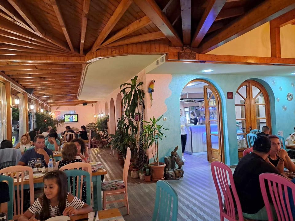 Restaurant/places to eat, Food and drinks, Banquet/Function facilities, group of guests