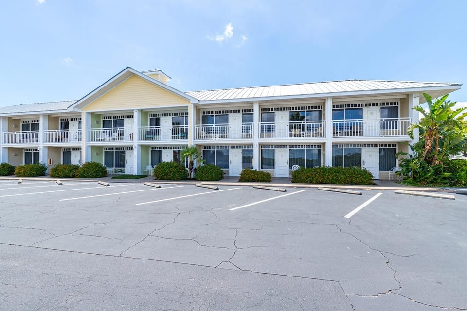 Property building, Day, Parking