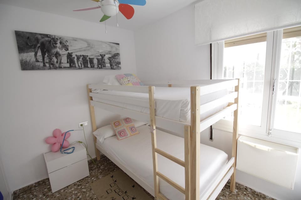 Property building, Bed, Photo of the whole room, Bedroom, bunk bed