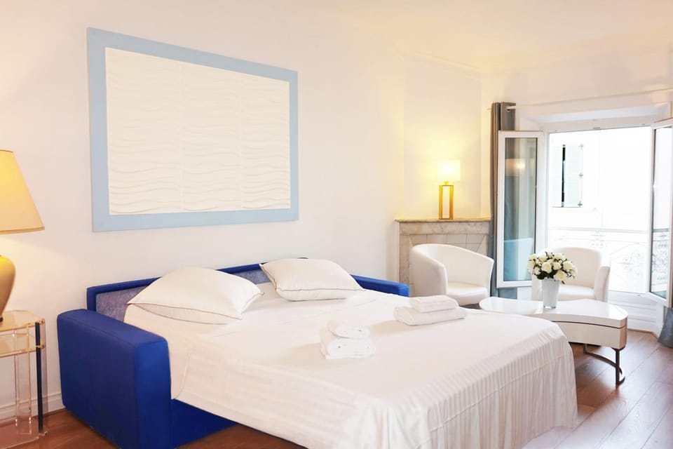 Bed, Living room