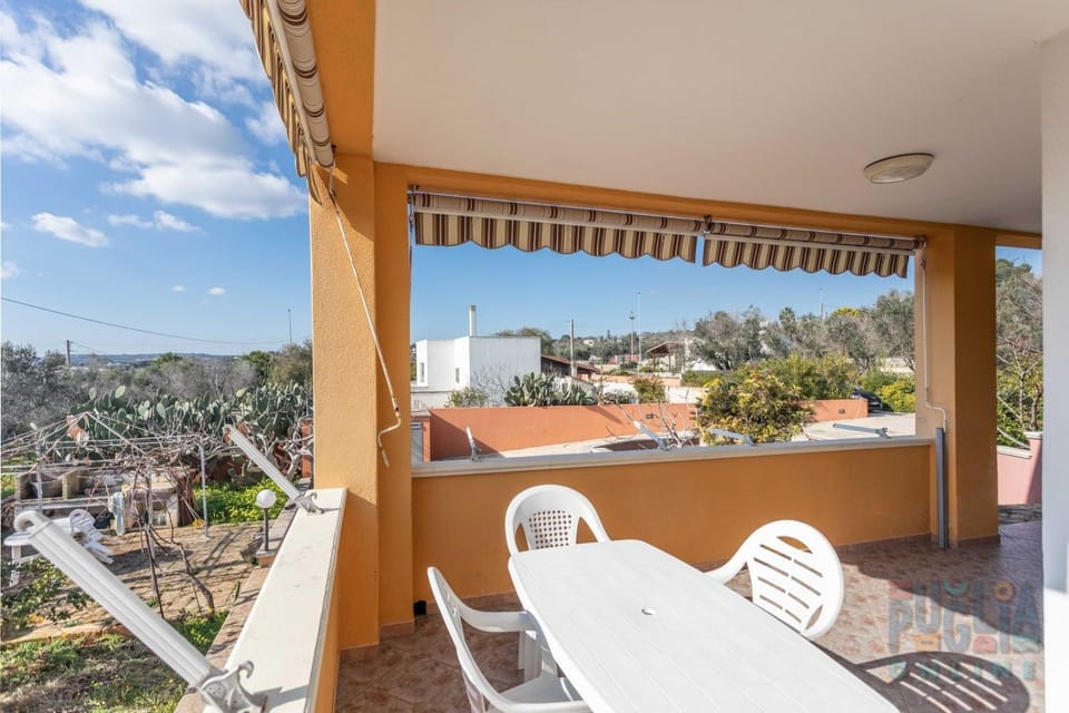 Property building, Patio, Day, View (from property/room), Balcony/Terrace, Dining area, City view