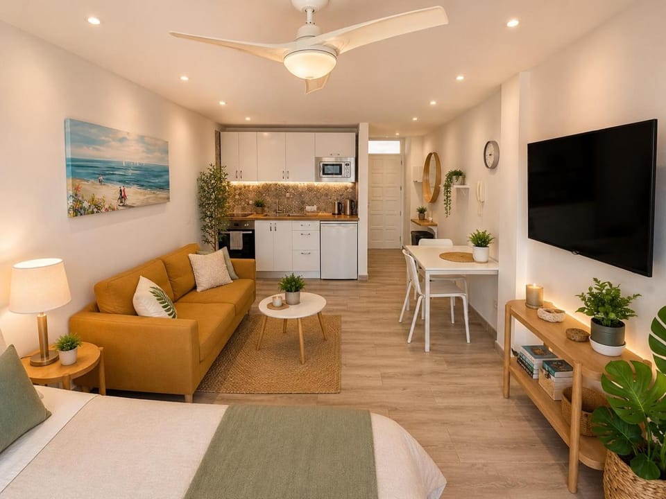 Communal lounge/ TV room, Bed, TV and multimedia, Kitchen or kitchenette, Living room, Photo of the whole room, Seating area, Dining area, Bedroom, oven