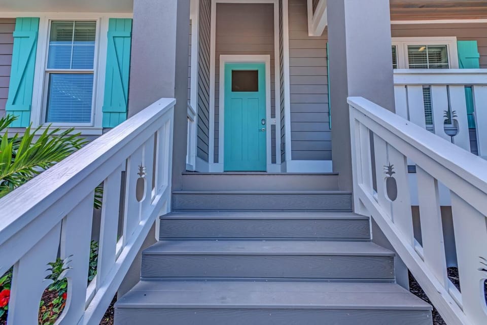 4 bed 4 bath, bonus bunk room heated pool WATER SLIDE spa WiFi House in Holmes Beach