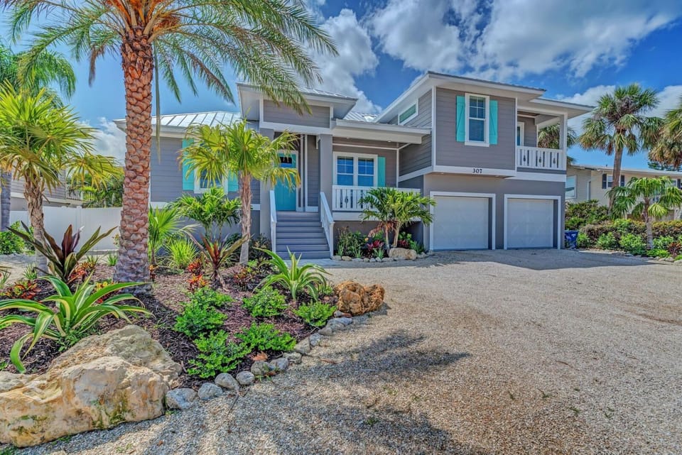 4 bed 4 bath, bonus bunk room heated pool WATER SLIDE spa WiFi House in Holmes Beach