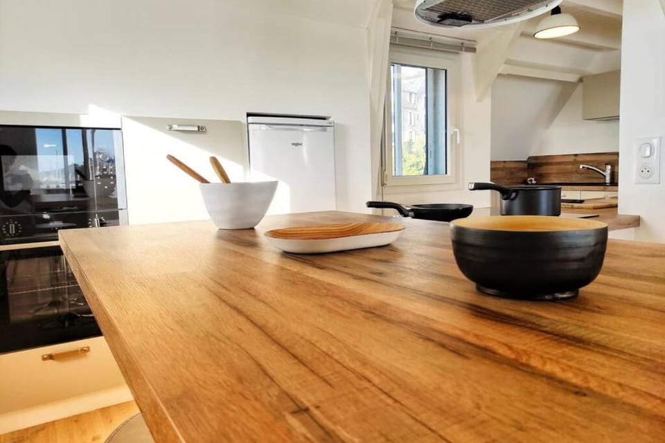 Kitchen or kitchenette, Seating area, Dining area