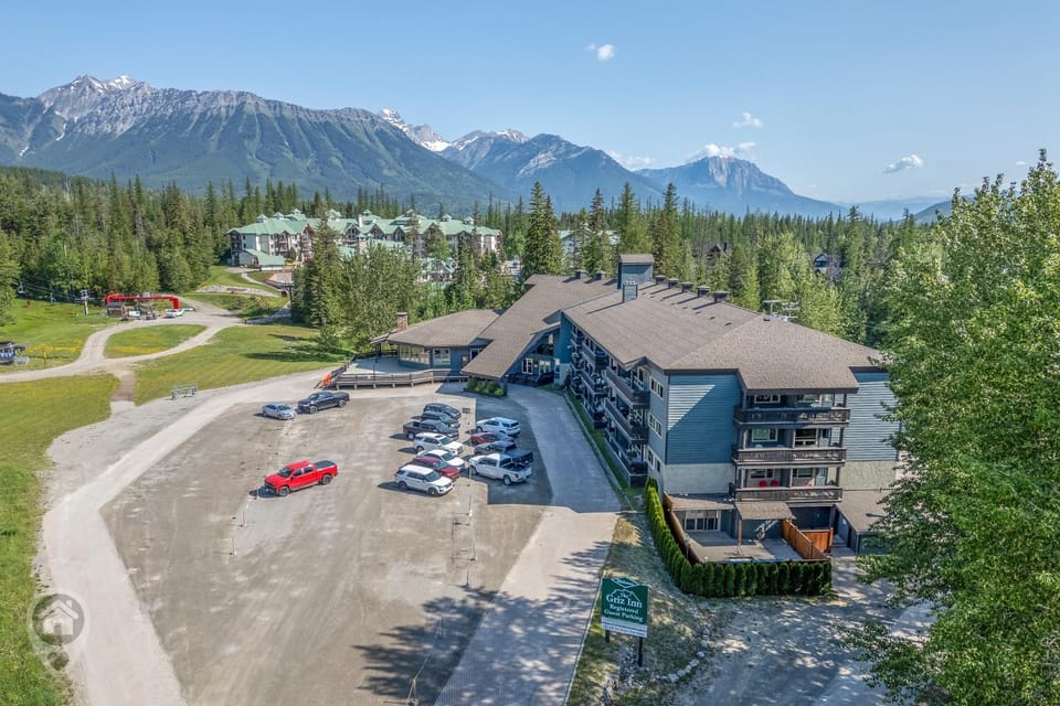 Griz Inn by StayIn Apartment in British Columbia