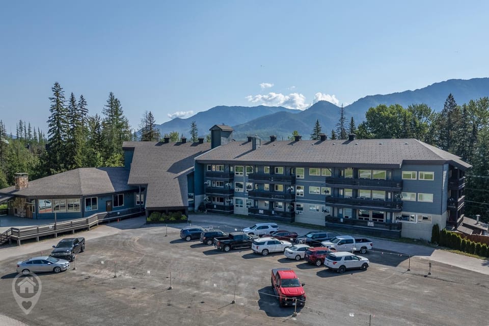 Griz Inn by StayIn Apartment in British Columbia