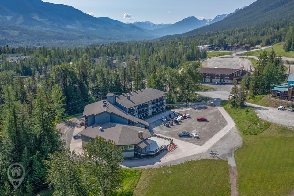 Griz Inn by StayIn Apartment in British Columbia