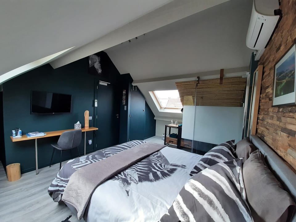Photo of the whole room, Bedroom