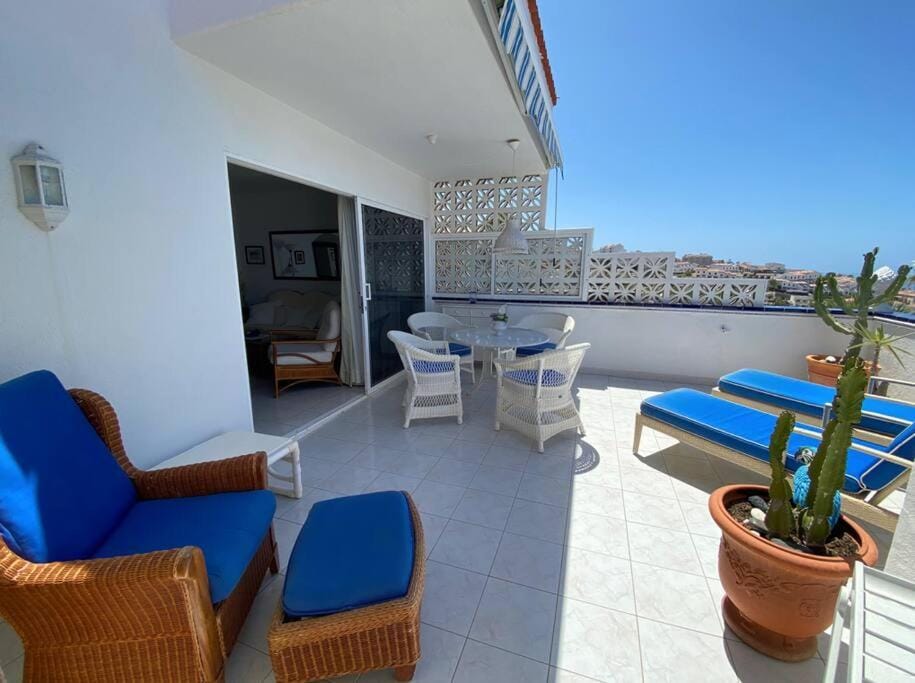Seating area, Dining area, sunbed