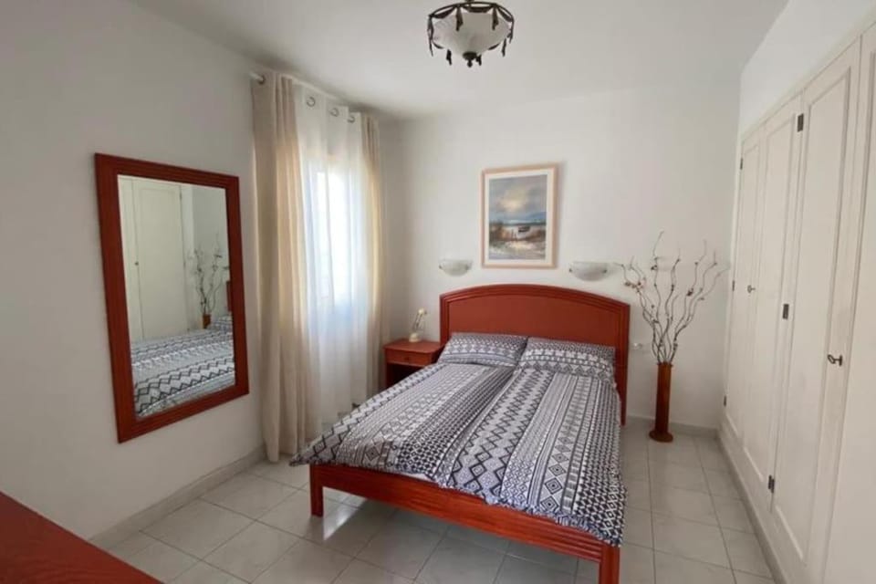 Photo of the whole room, Bedroom, wardrobe