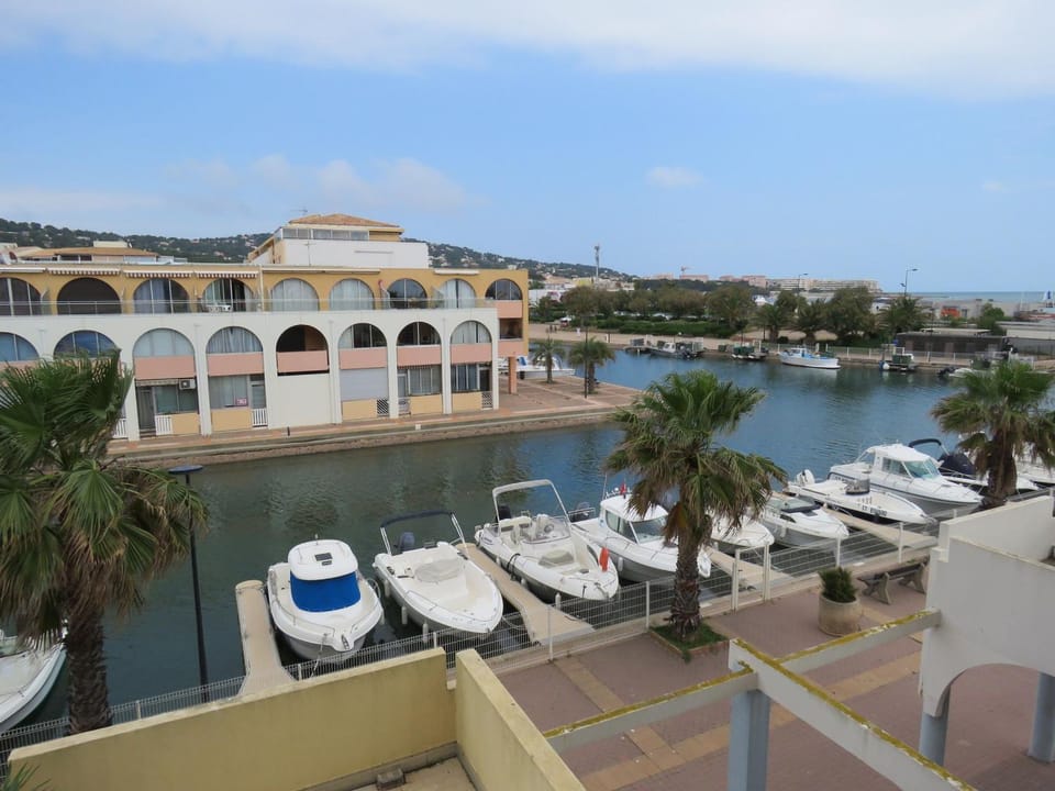 Studio rénové avec loggia vitrée, vue marina et parking sécurisé - FR-1-472-135 Apartment in Occitanie