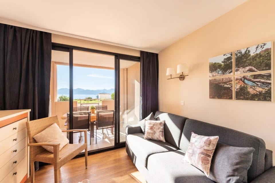 Bed, Living room, kitchen